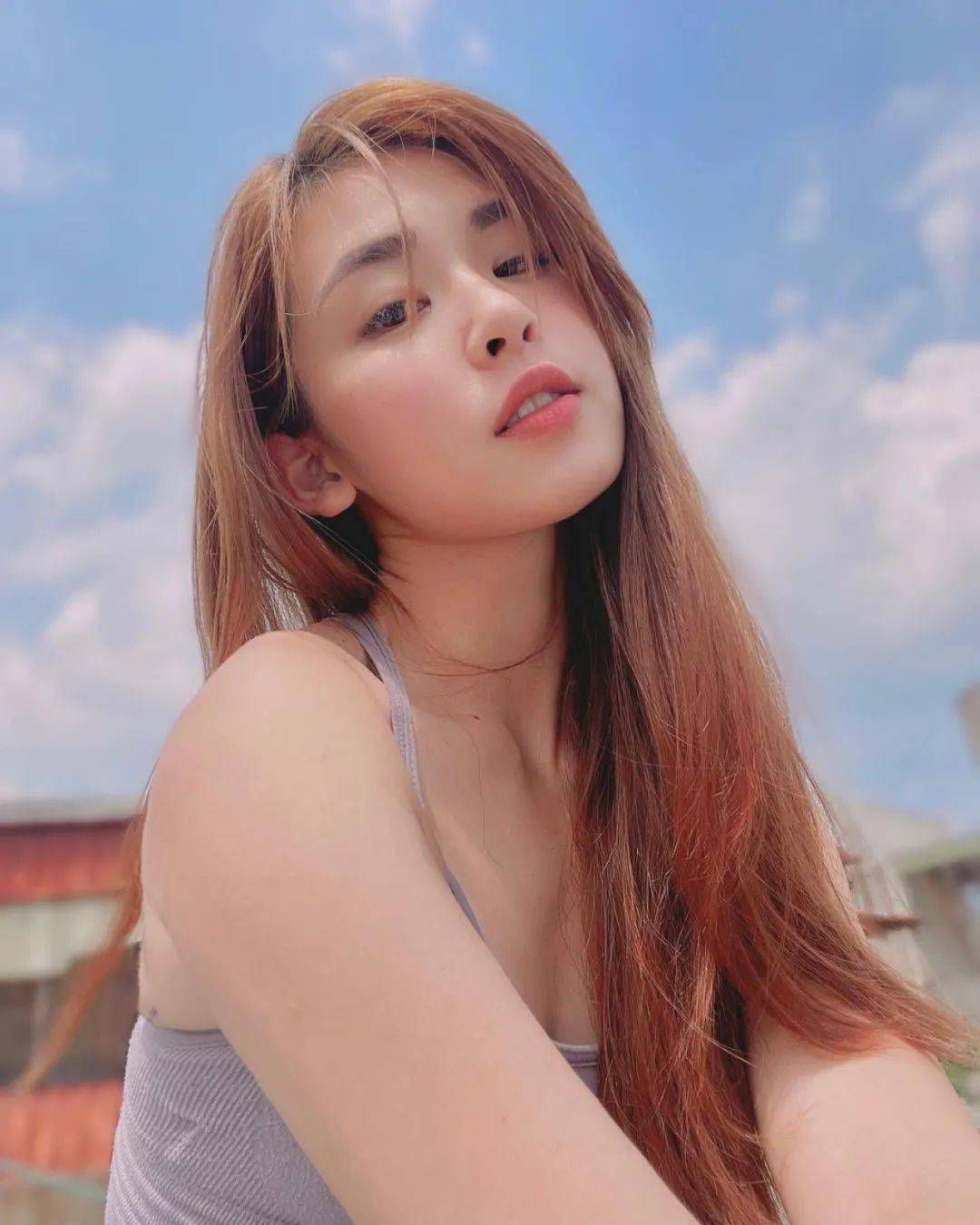 这时，只见人潮中，出现了一位特别显眼、年轻貌美的女子。